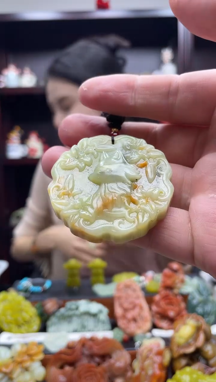 岫玉未镶嵌吊坠·