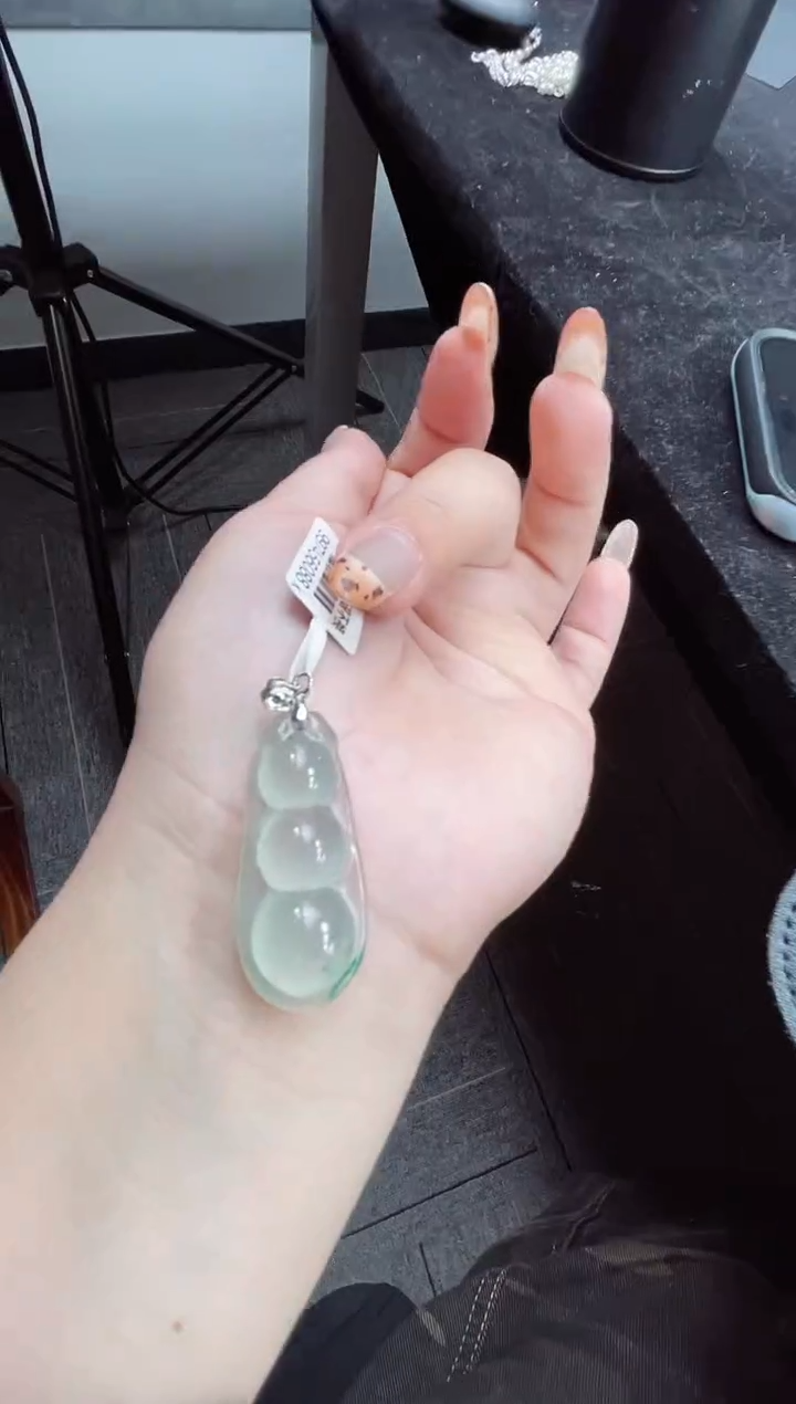吊坠(赠链)未镶嵌石英质玉（非洲翠）6.50豆子