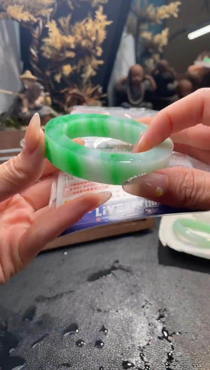 未镶嵌正圈定制翡翠超****室定制手镯不退不换