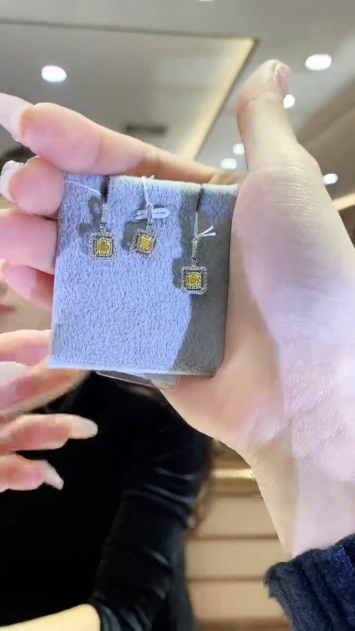 【闪购商品】钻石吊坠18K金镶嵌吊坠多样性发一