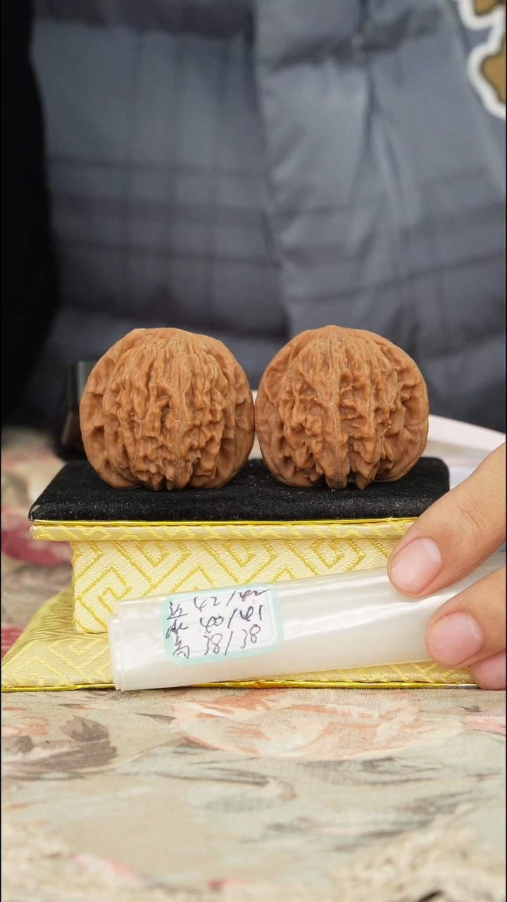 【闪购商品】文玩核桃把件一代楼