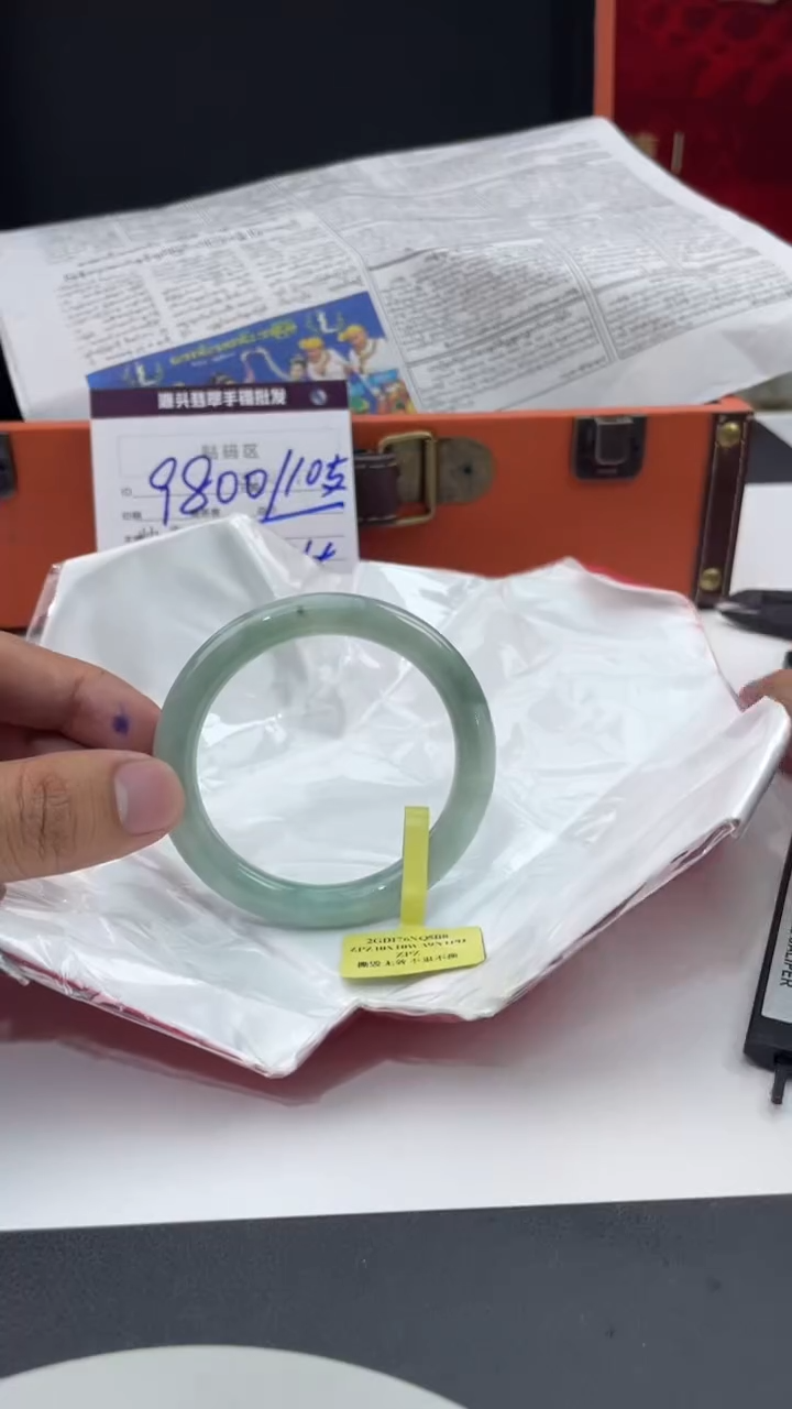 【闪购商品】翡翠手镯未镶嵌18翡翠手镯（微瑕）