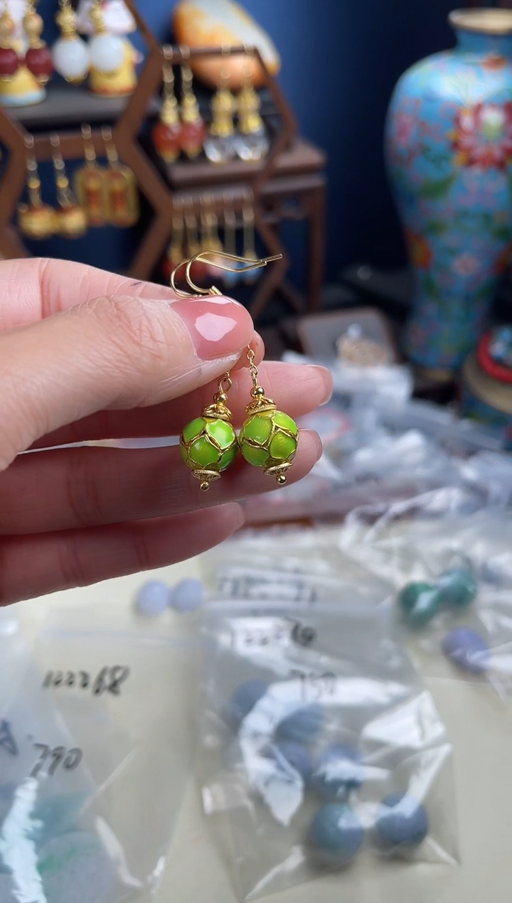 ，绿色莲花珐琅耳钩