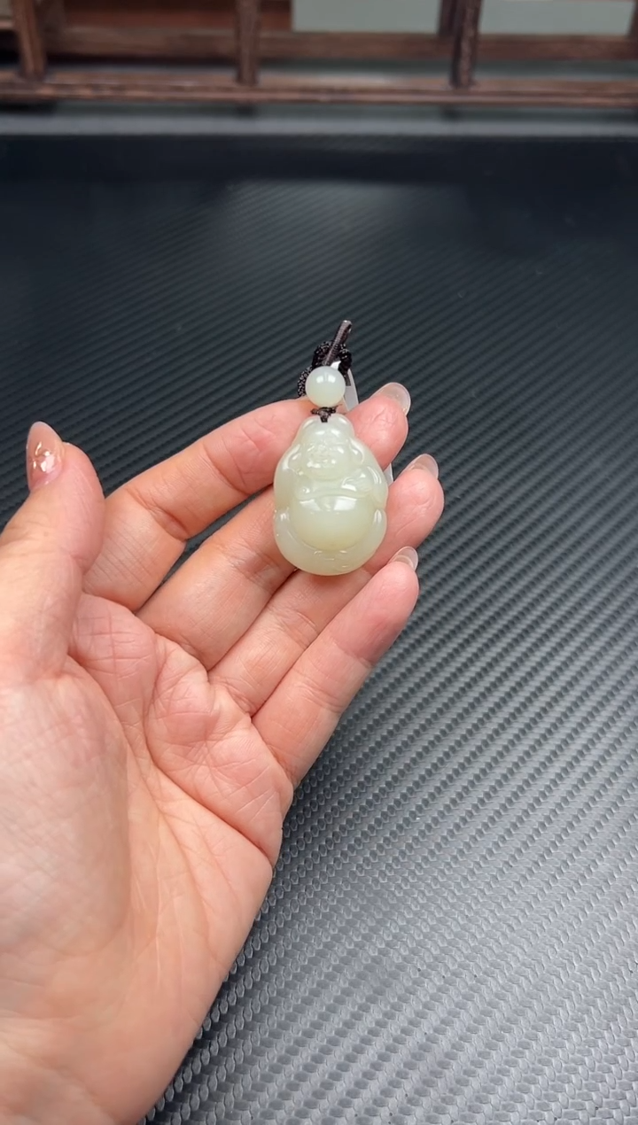 吊坠(赠链)未镶嵌和田玉且末微色差迪克兰一细吊坠k