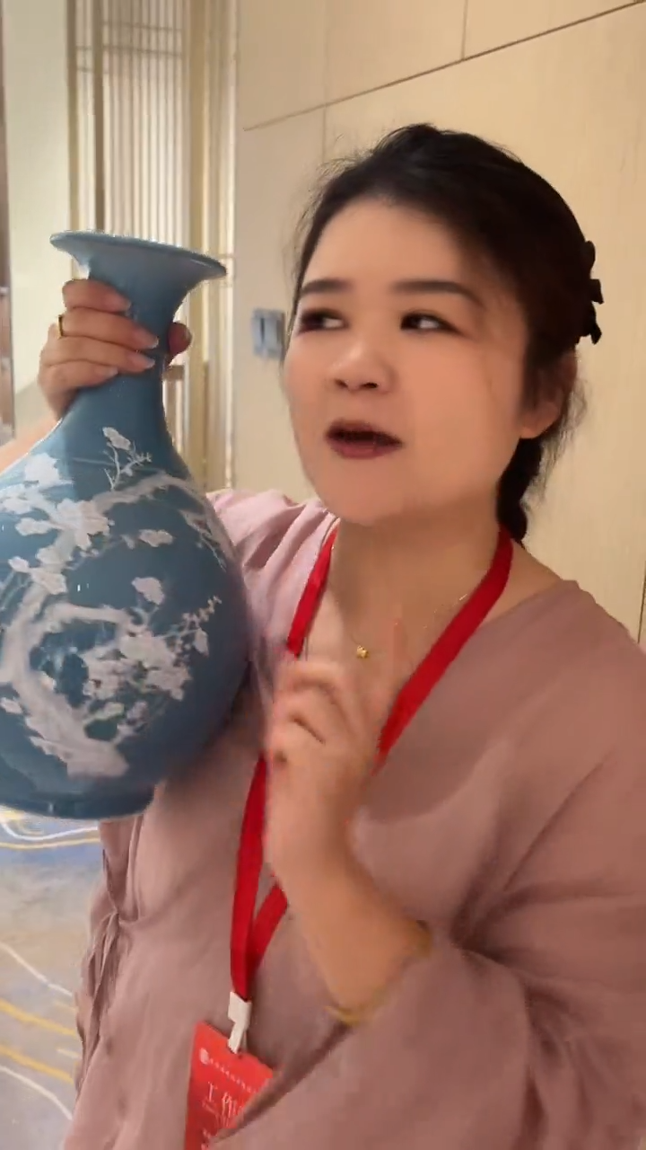 摆件景德镇天空蓝堆白玉壶春