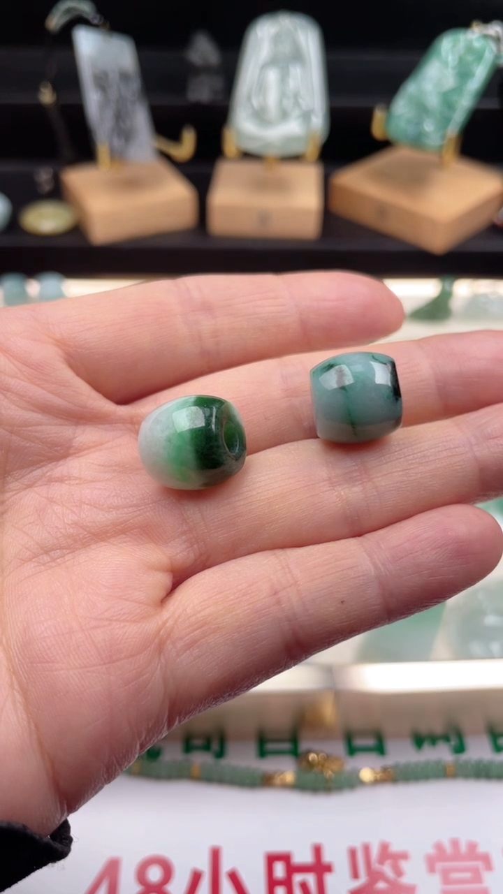 颈饰未镶嵌翡翠吊坠一对