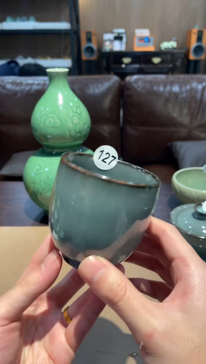 127窑承青瓷黑美人手捧杯