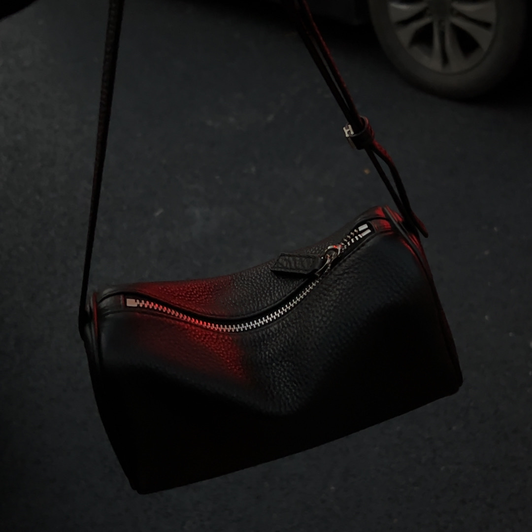 ZHOU.MO 2025经典极简百搭笔筒包 有延长肩带可手拎腋下斜挎 柔软