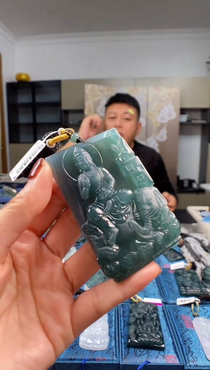 颈饰未镶嵌翡翠   多样性发其一