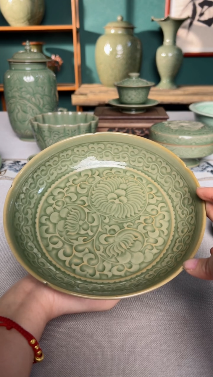 【闪购商品】其他耀州窑橄榄青缠枝菊纹葵口盘