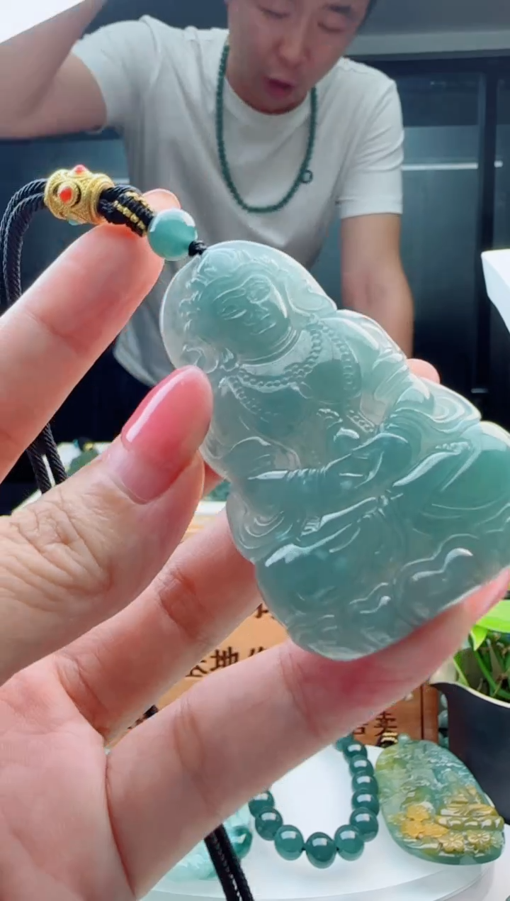 翡翠未镶嵌颈饰多样性发货其中一件