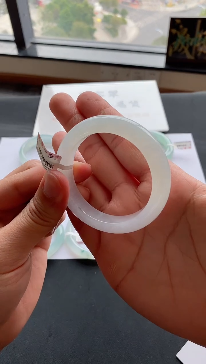 【闪购商品】翡翠手镯未镶嵌40号53.7*12.2*9.2正圈