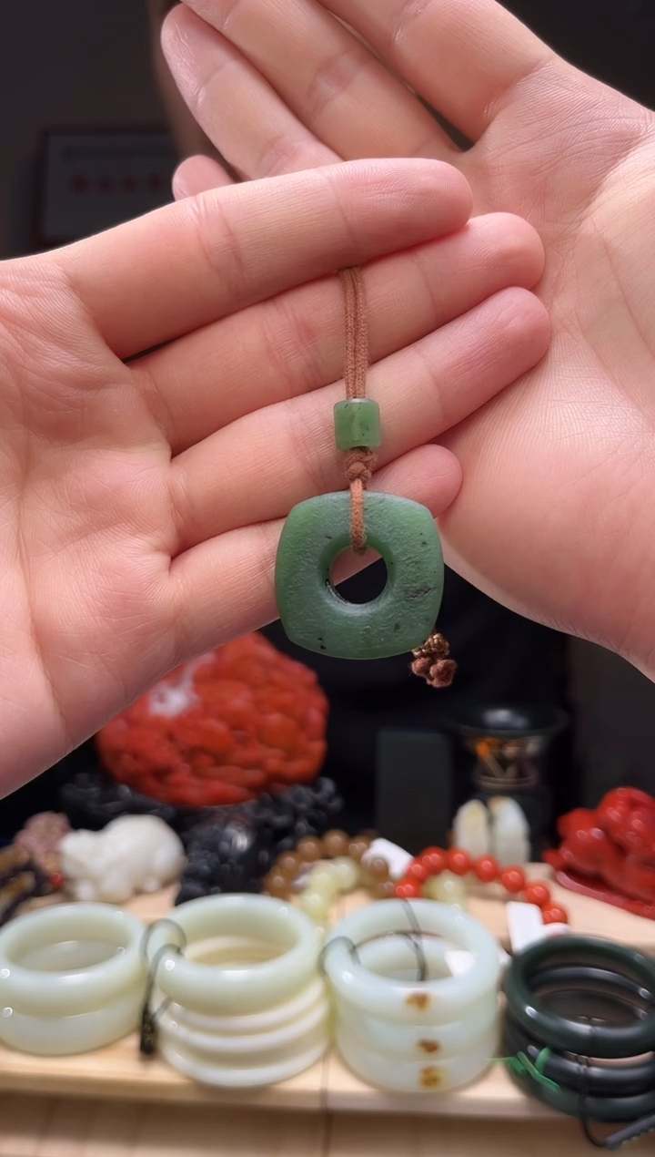 颈饰未镶嵌和田玉吊坠