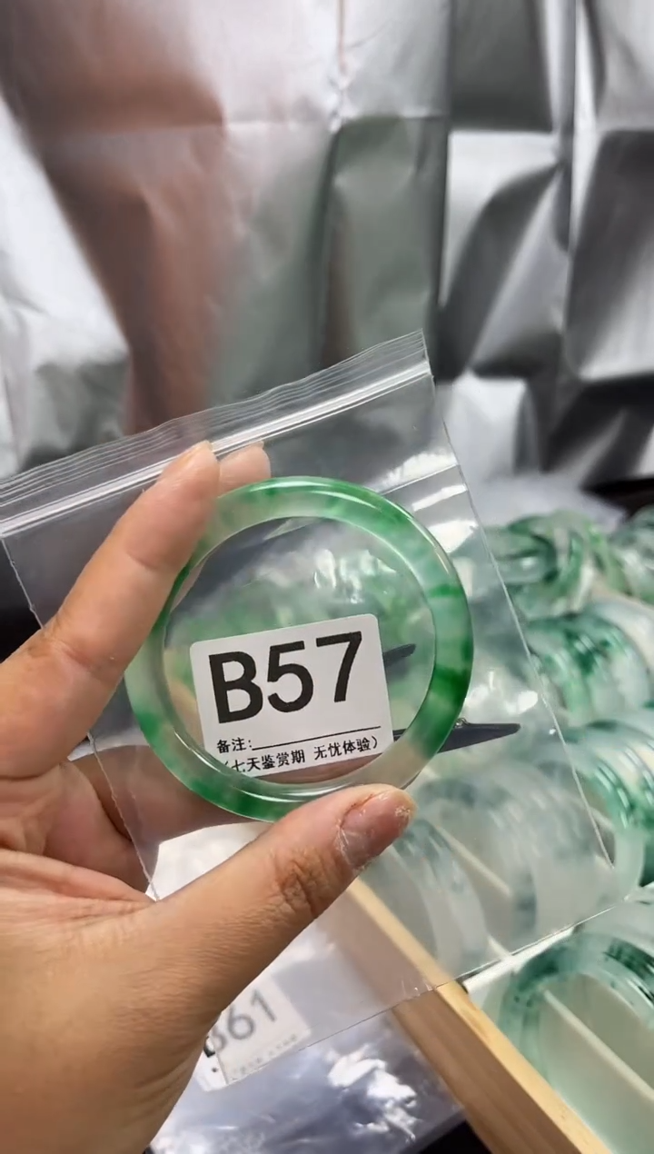 【闪购商品】石英岩玉手镯未镶嵌B57