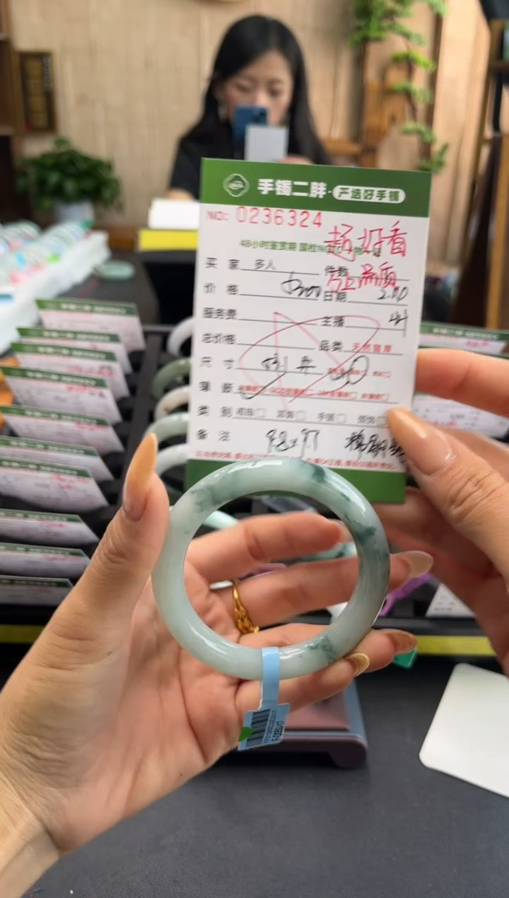 【闪购商品】翡翠手镯（圆镯）未镶嵌多人
