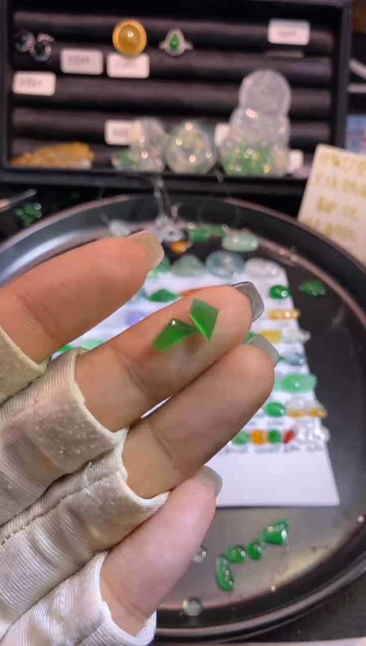 翡翠挂件未镶嵌切割