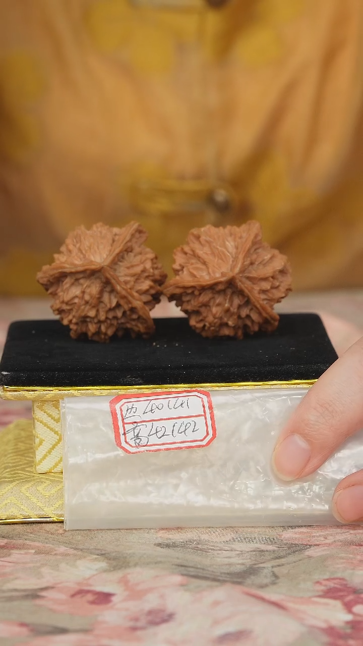 文玩核桃把件盘山三棱