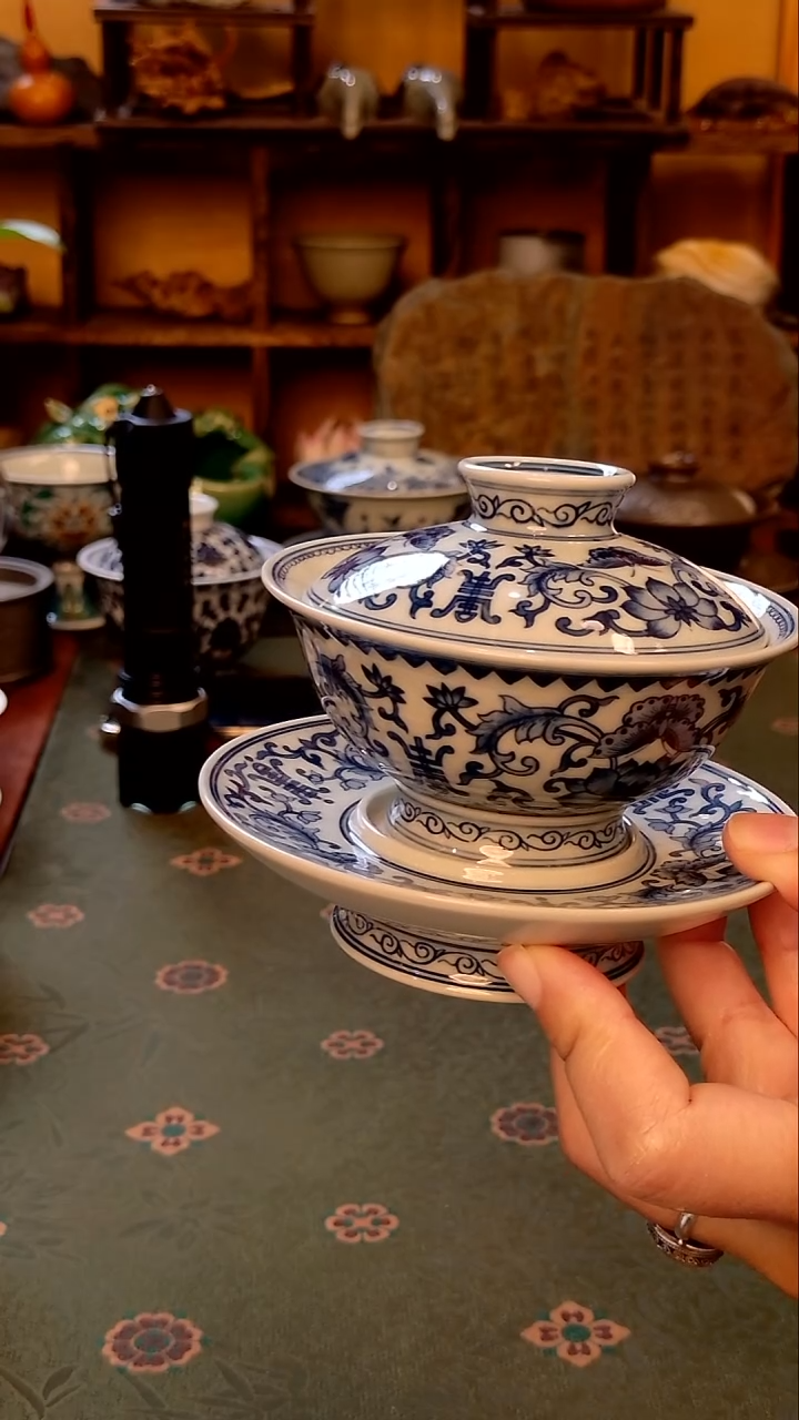 【手工手绘蝶恋花青花三才盖碗（微微瑕）】