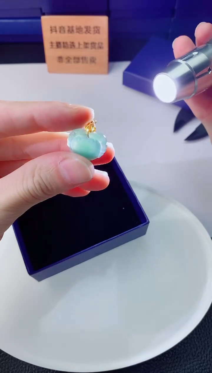 颈饰未镶嵌翡翠   `