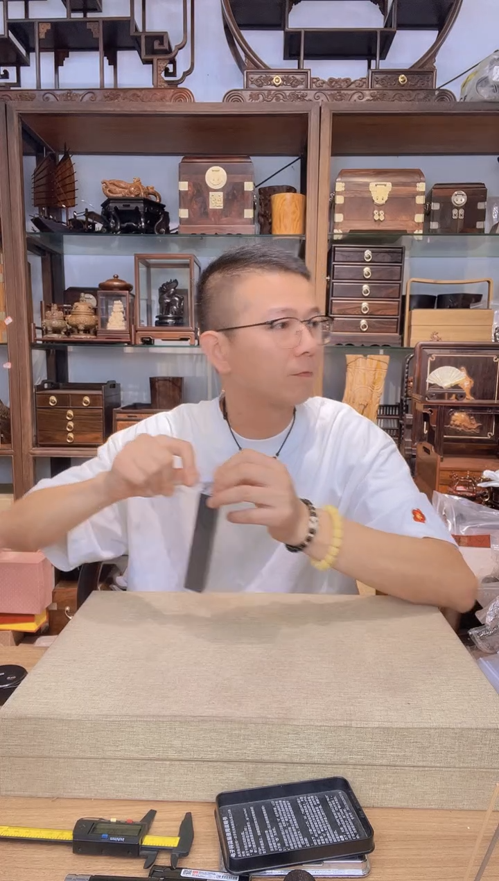 乌木类书架在****烧443红花梨雕刻底座30*30*25 瑕疵