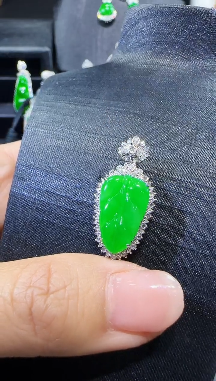 【闪购商品】翡翠吊坠(不含链)18K金镶嵌叶子