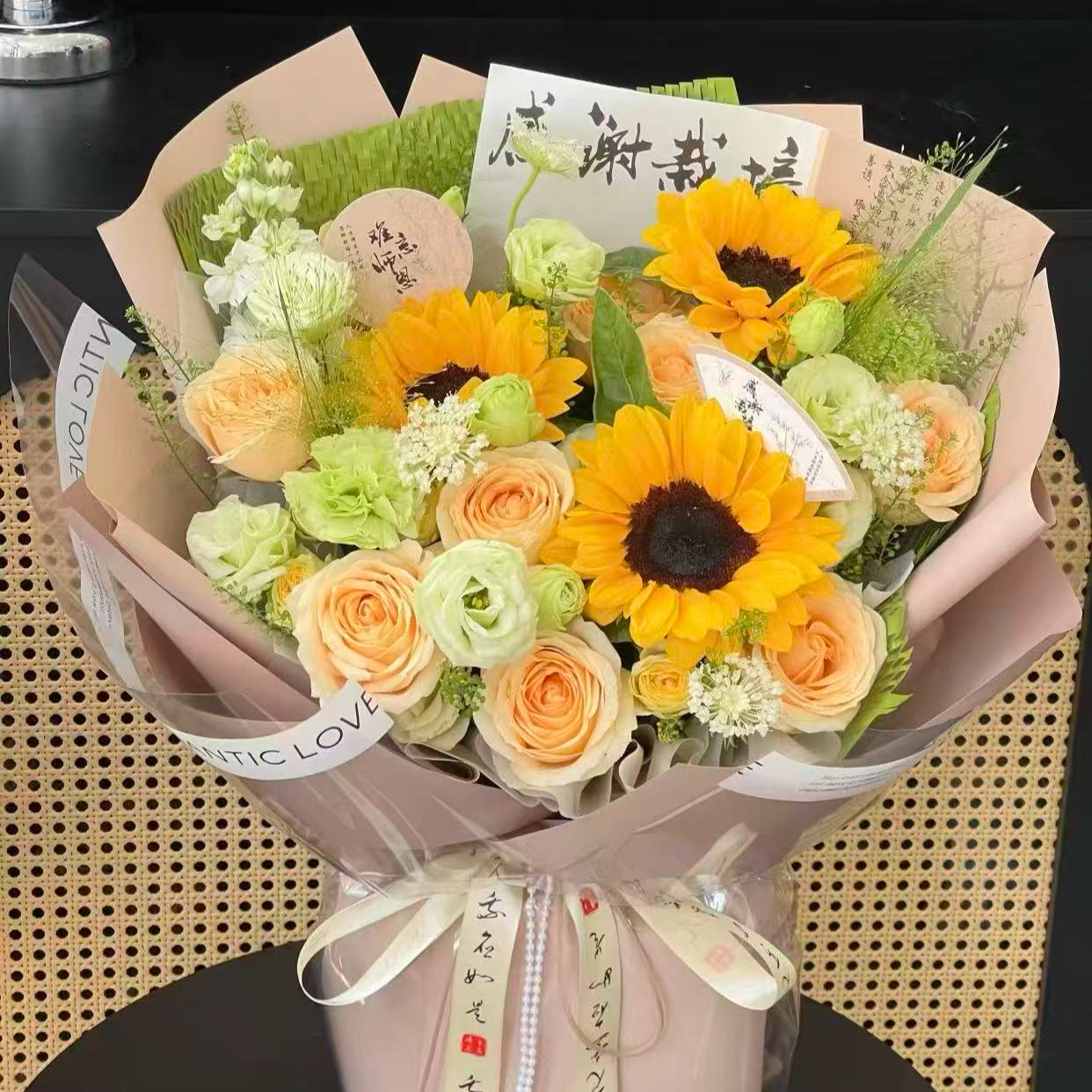 {老师辛苦了 教师节礼物}3支向日葵7支香槟玫瑰桔梗花束鲜花教师就送老师送长辈同城配送