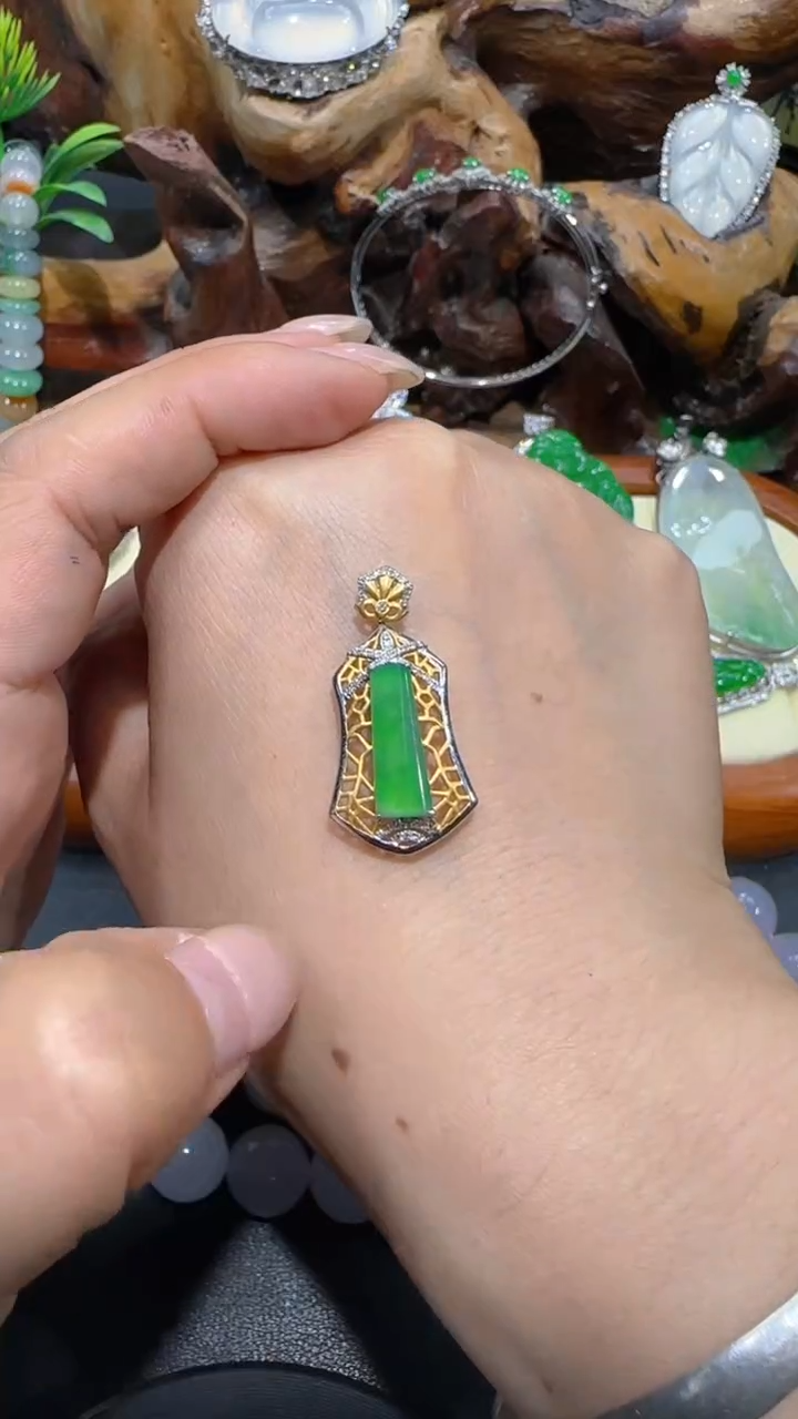 【闪购商品】翡翠吊坠(不含链)18K金镶嵌吊坠