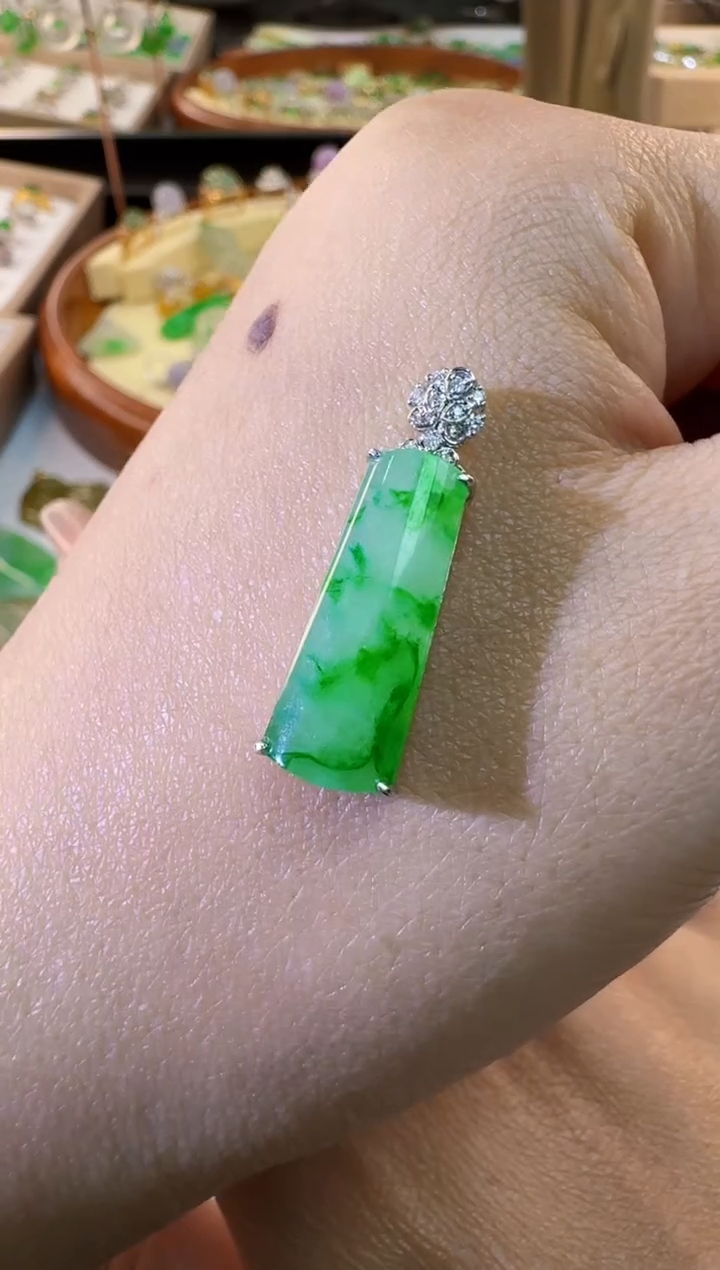 【闪购商品】翡翠颈饰18K金镶嵌缅甸翡翠A货挂件