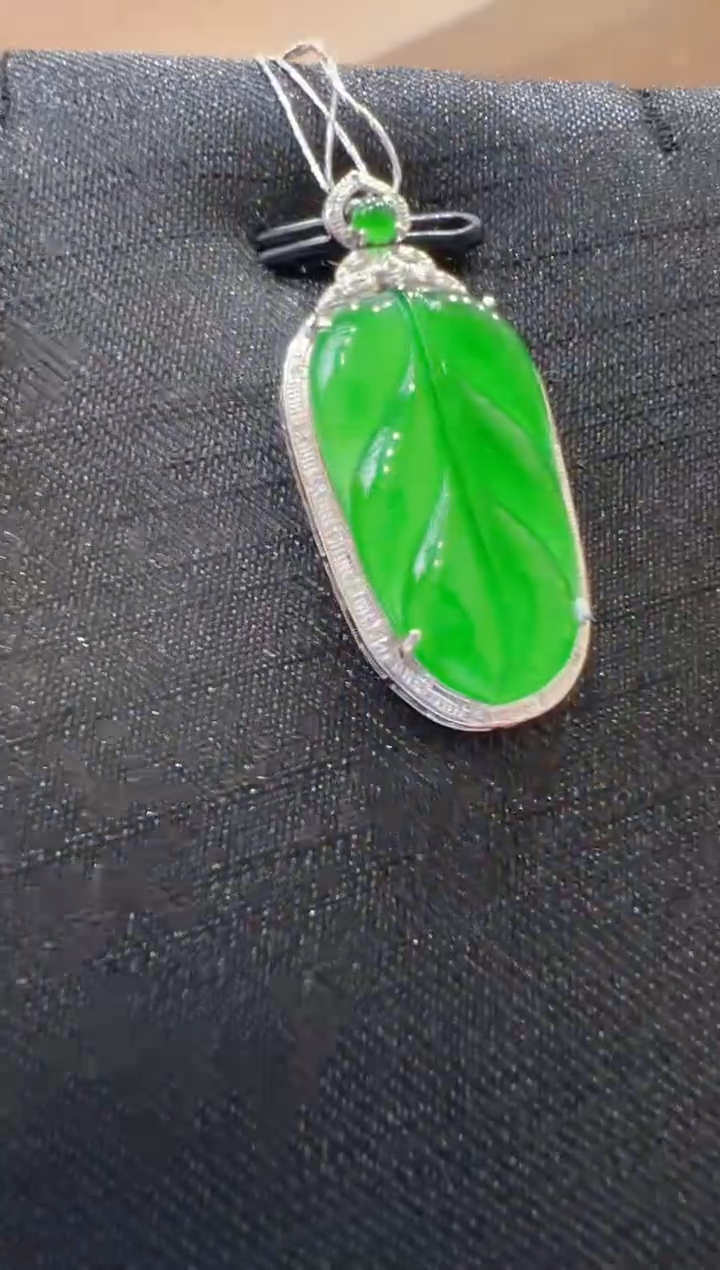 【闪购商品】翡翠吊坠(不含链)18K金镶嵌  