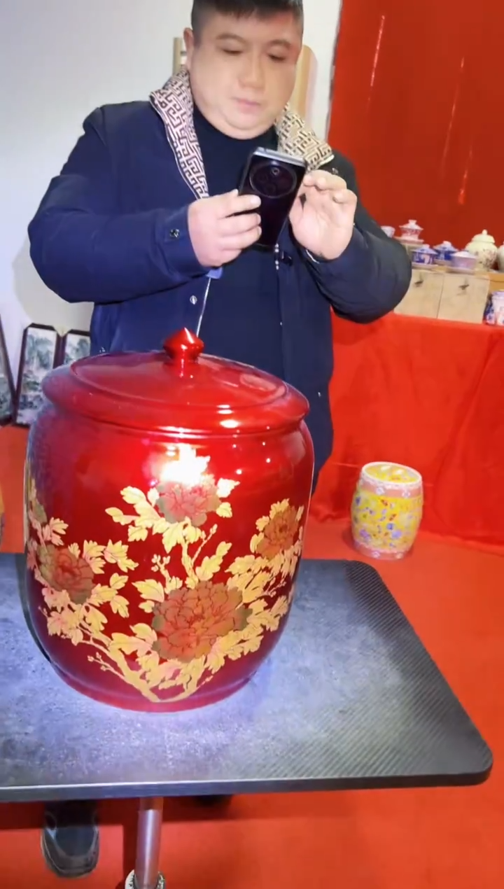 无景德镇中国红描金牡丹花30斤米缸
