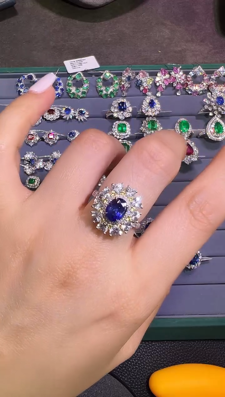 蓝宝石戒指18K金镶嵌     