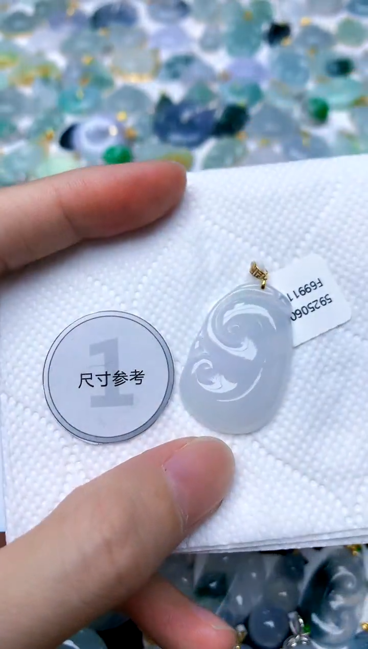 颈饰18K金镶嵌翡翠天然A货翡翠