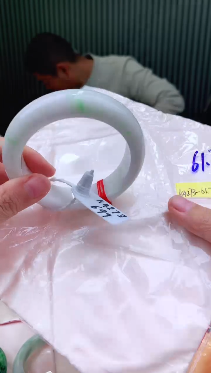 未镶嵌手镯翡翠61+