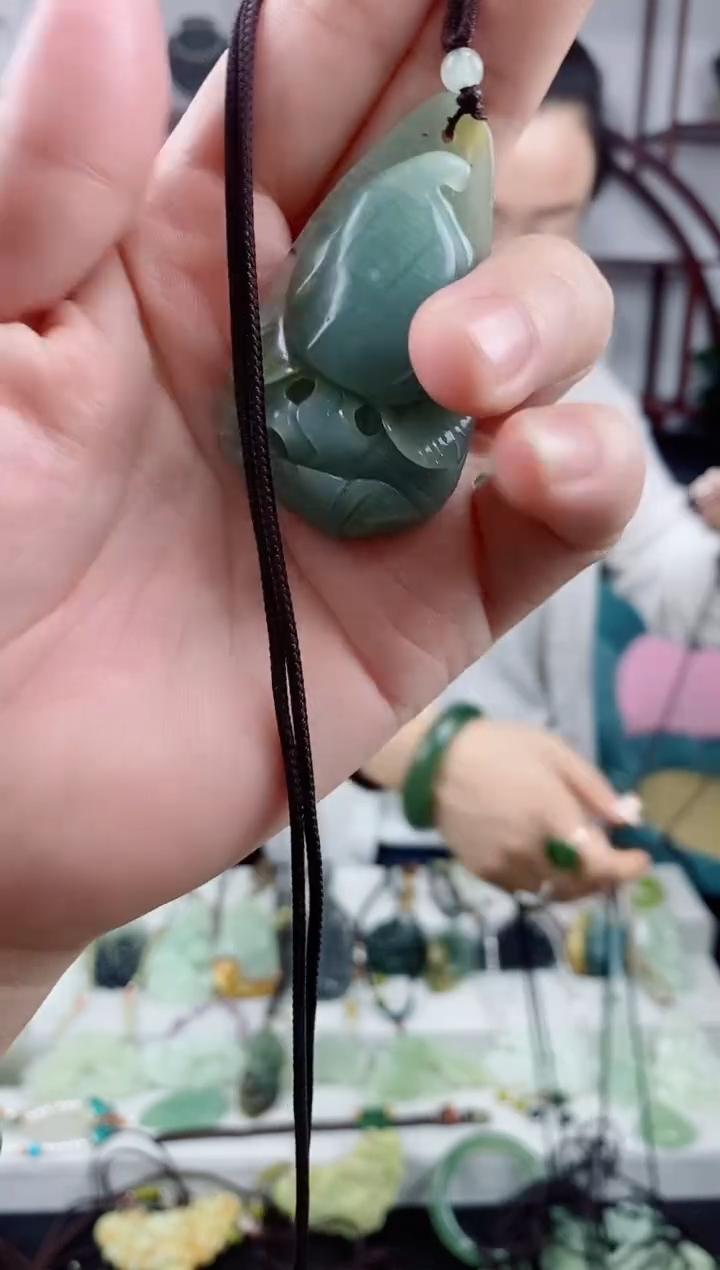 未镶嵌岫玉颈饰1