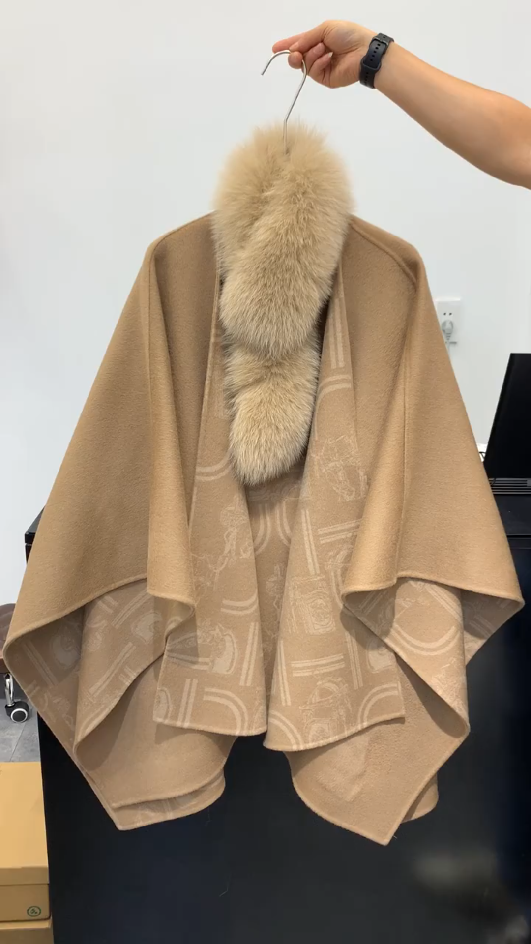 咖色法式老钱风毛领披肩女冬季新款高级感保暖斗篷小香风呢子外套