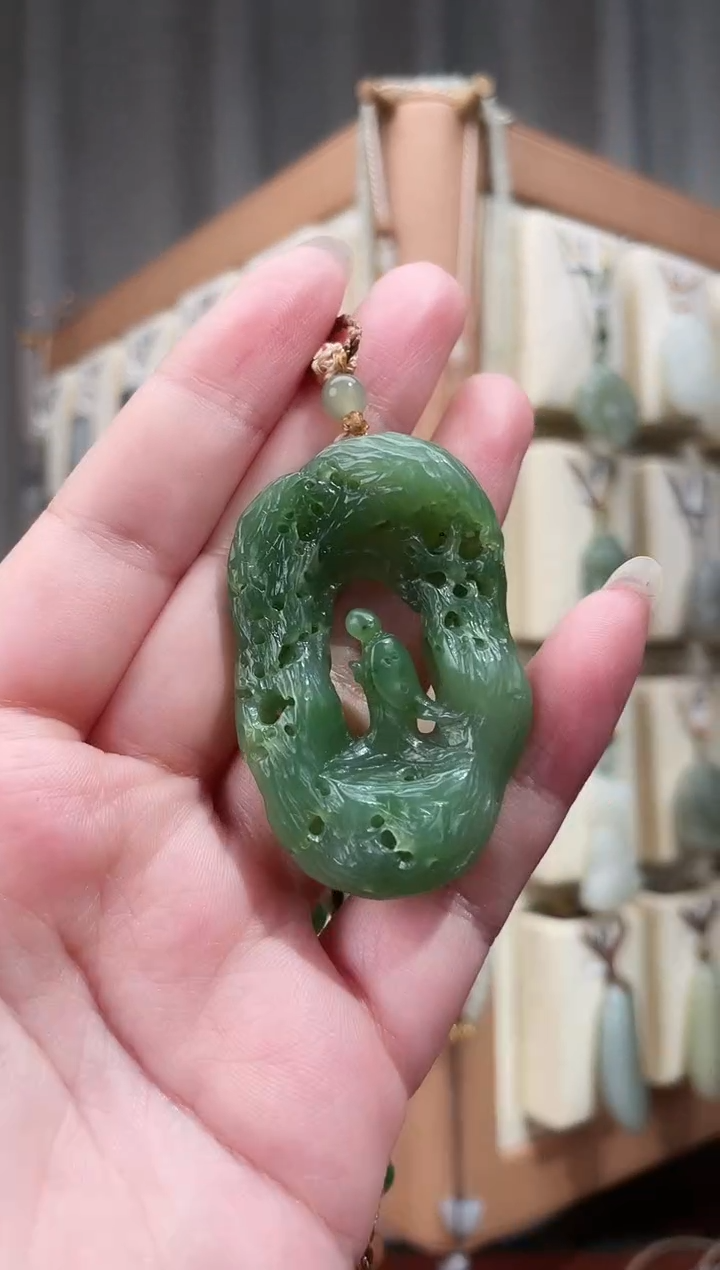 颈饰未镶嵌和田玉（碧玉）50*30.7*10毫米镂空碧玉悟道