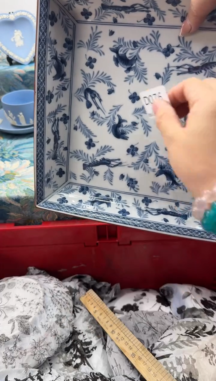 瓷片满****红瓷片瓷片   D076