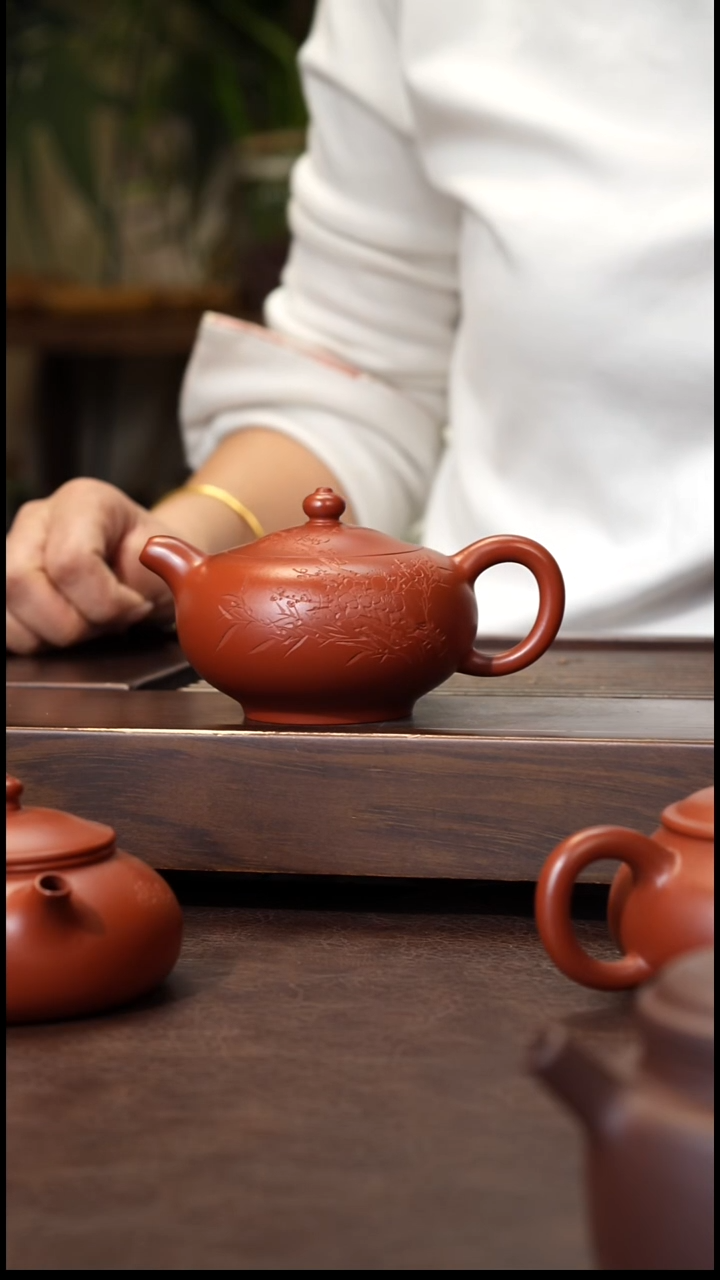 茶壶紫砂朱泥刻绘梅竹双清170cc左右