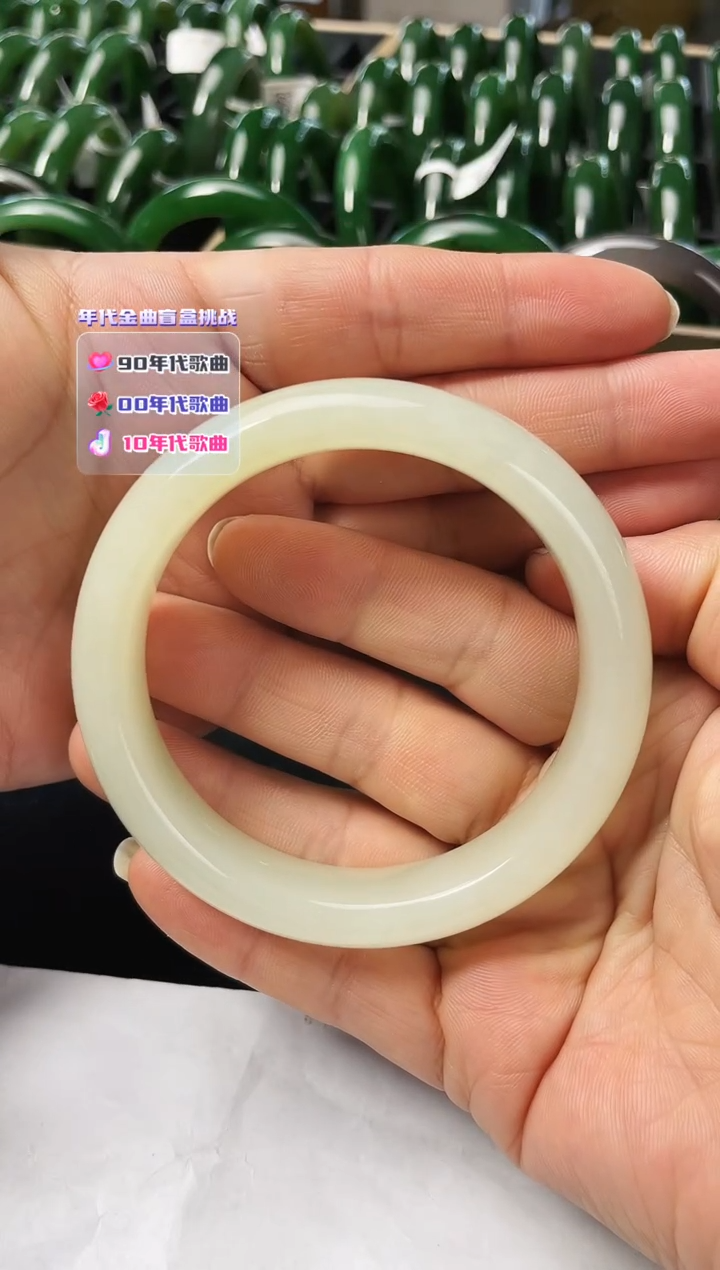 未镶嵌手镯和田玉嘟*糖和田玉手镯