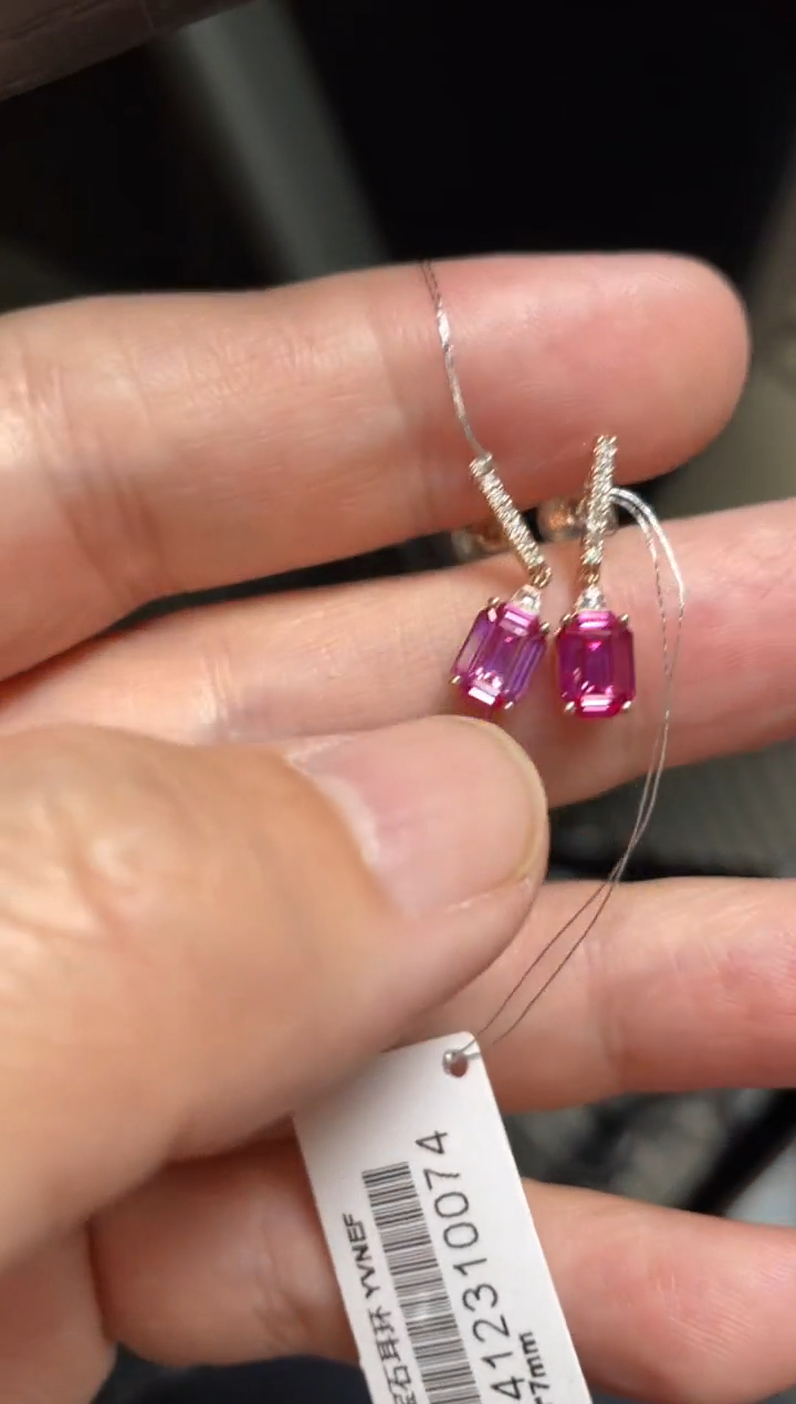 【闪购商品】蓝宝石颈饰18K金镶嵌粉蓝宝耳钉一对单颗80多分