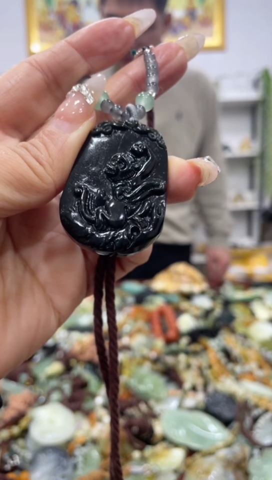 颈饰未镶嵌和田玉（糖玉）    