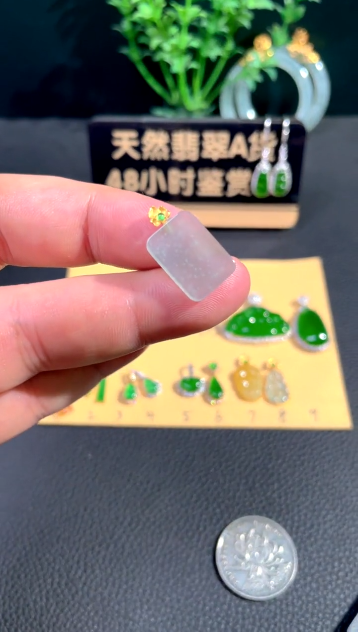 颈饰18K金镶嵌翡翠翡翠