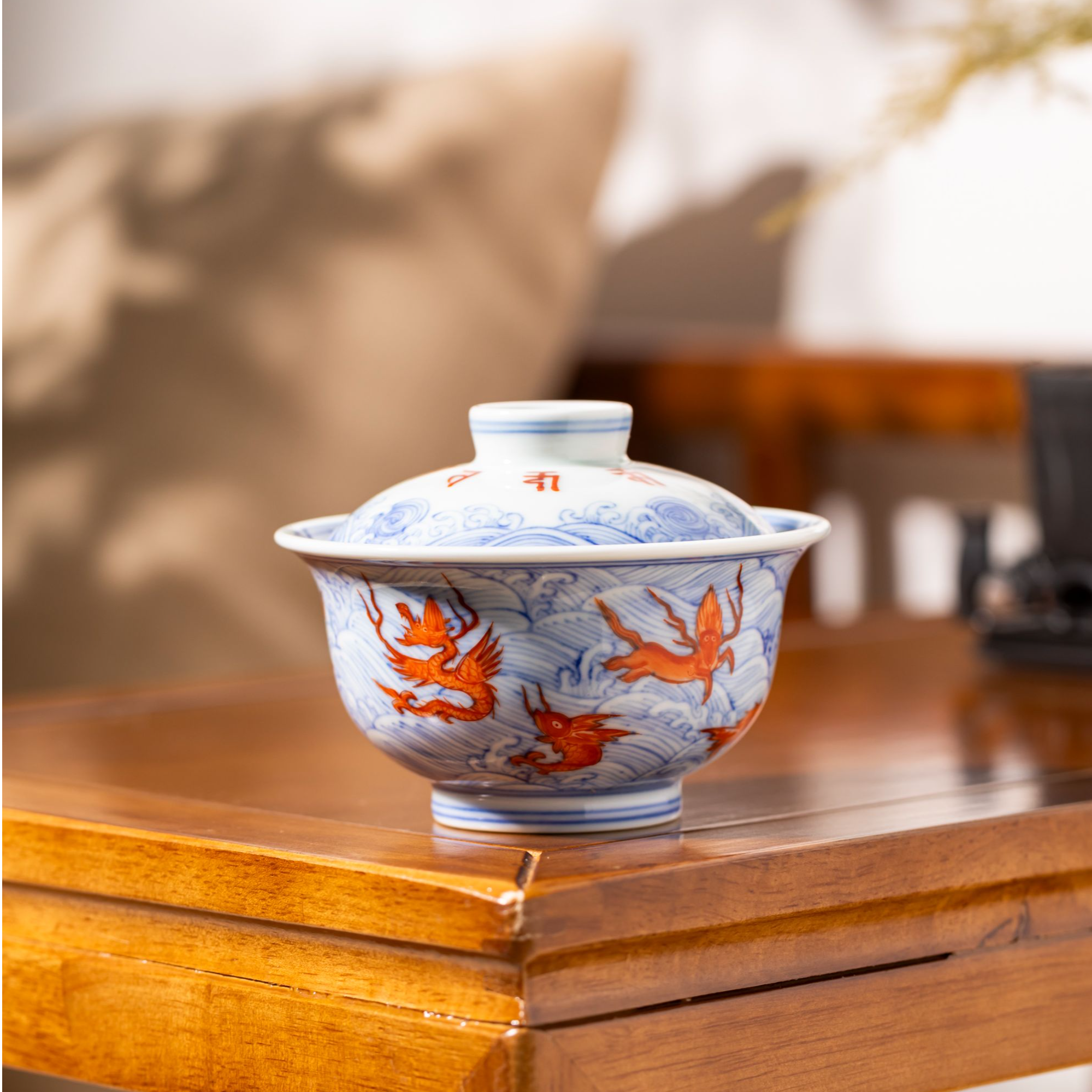 五里雾 青花海水矾红异兽盖碗