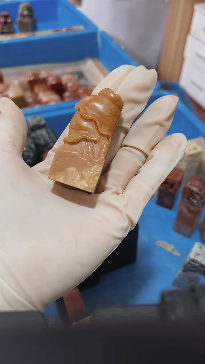 寿山石玉*a瑕疵不规则章带雕钮