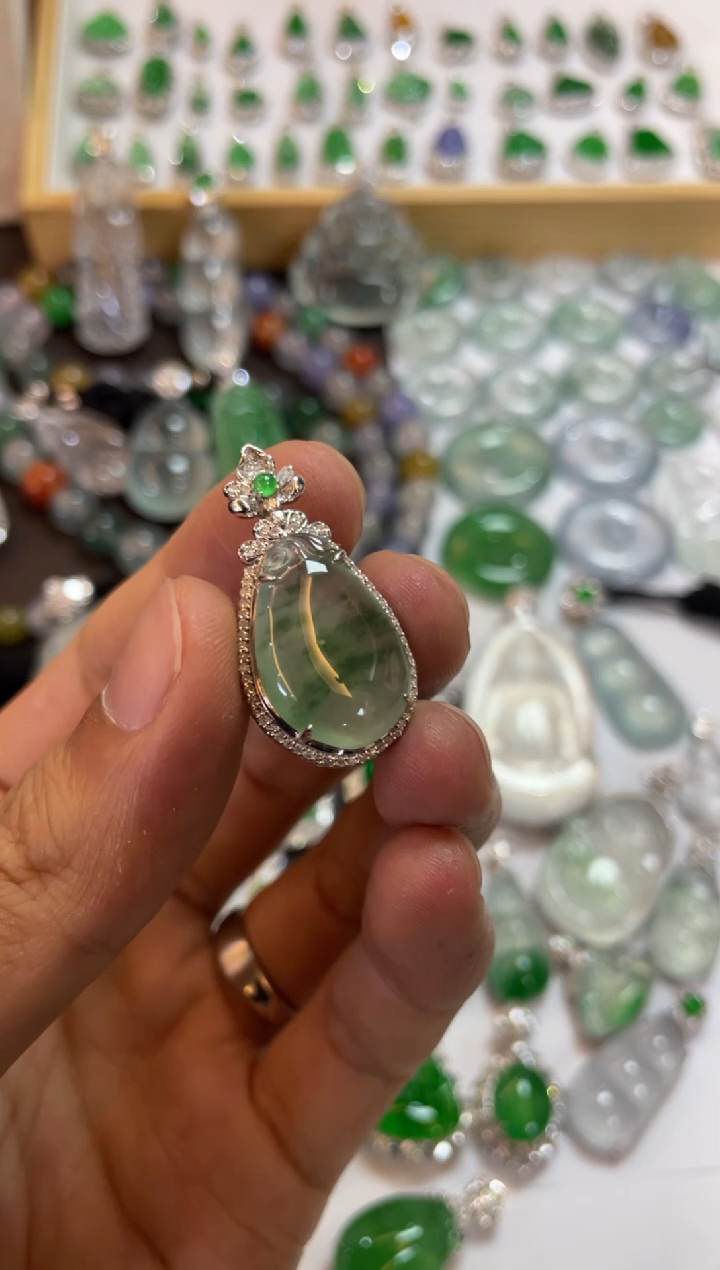 【闪购商品】翡翠吊坠(不含链)18K金镶嵌福瓜