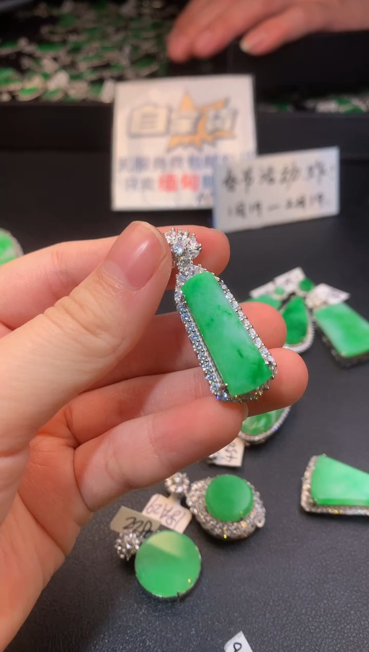 【闪购商品】翡翠颈饰银S925镶嵌翡翠