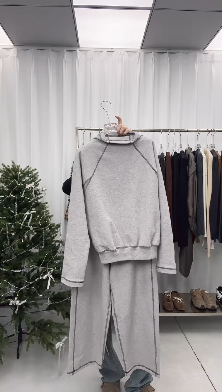 编号020 Base品牌 运动风套装 待开价