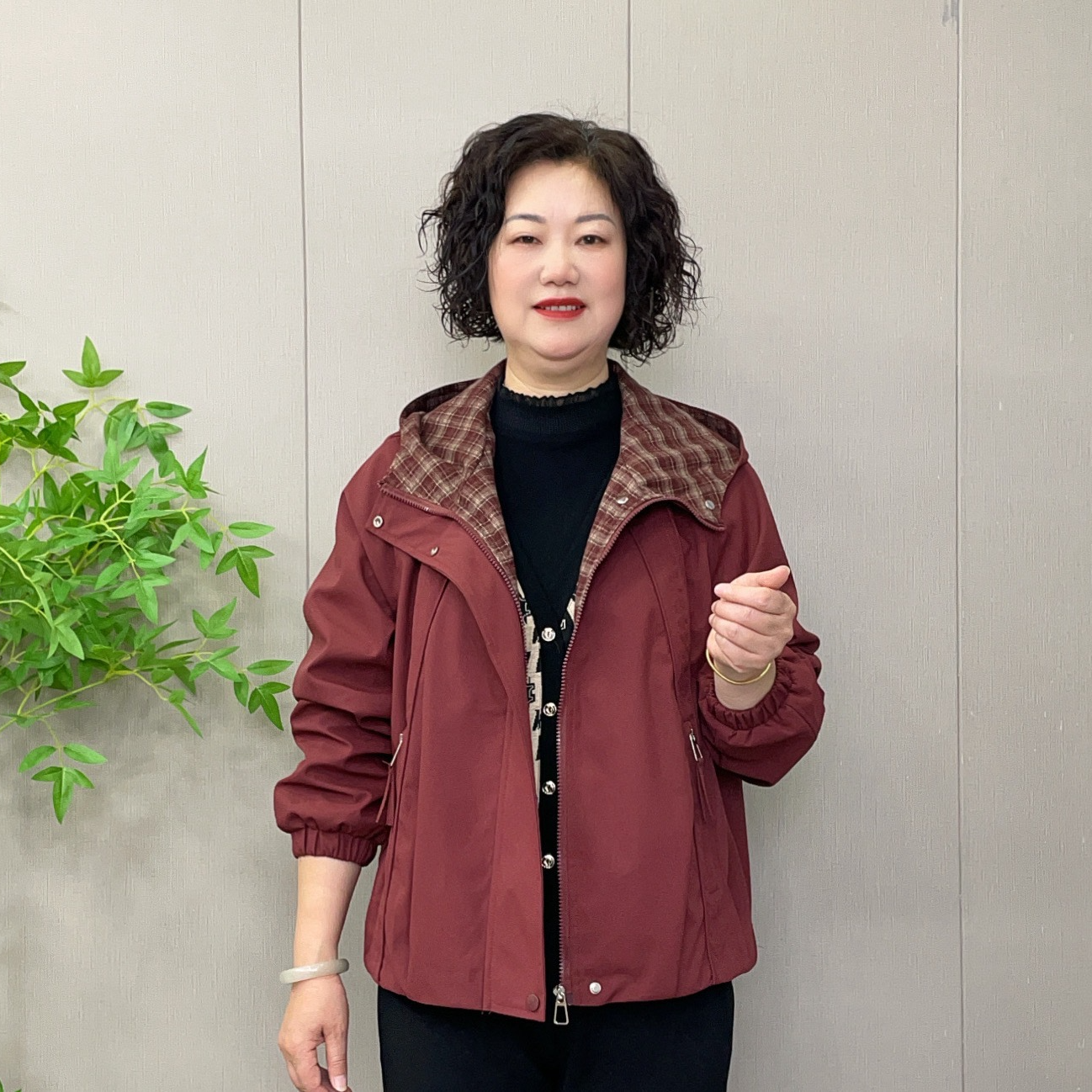 2025妈妈秋装新款洋气风衣外套中老年连帽休闲宽松防风大码上衣