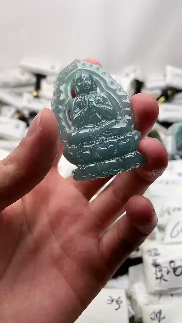 翡翠未镶嵌颈饰大日