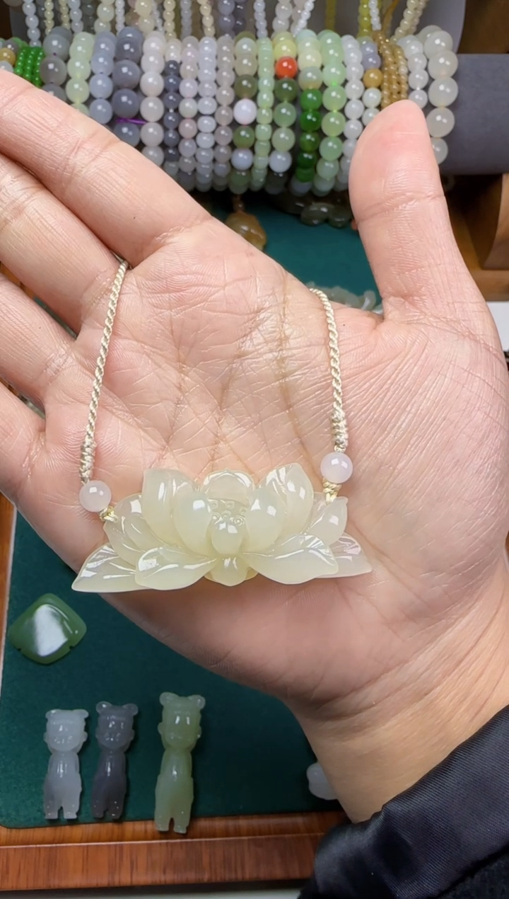 【闪购商品】和田玉无未镶嵌荷花吊坠
